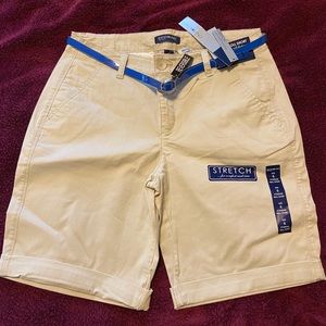 Bandolino Mid length shorts with reversible belt.